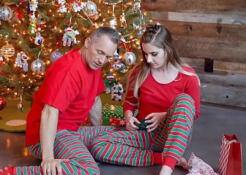Imagen Celebra la Navidad con su hijastra follándosela tras abrir regalos
